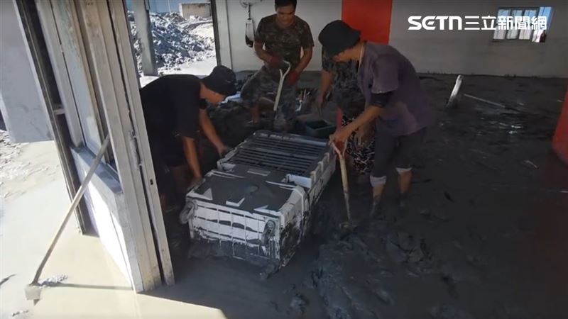 花蓮縣馬太鞍溪上游堰塞湖23日溢堤，造成光復鄉嚴重災情，受害檳榔攤店內都是泥濘。（圖／翻攝畫面）