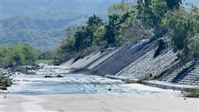 花蓮,馬太鞍溪,堰塞湖,環保科技園區,土石淤積,堤頂溢流。（圖／翻攝畫面）