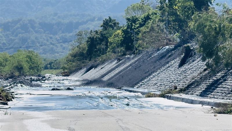 馬太鞍溪北岸往環保科技園區方向，因河面土石淤積量過大，已發生堤頂溢流。（圖／翻攝畫面）