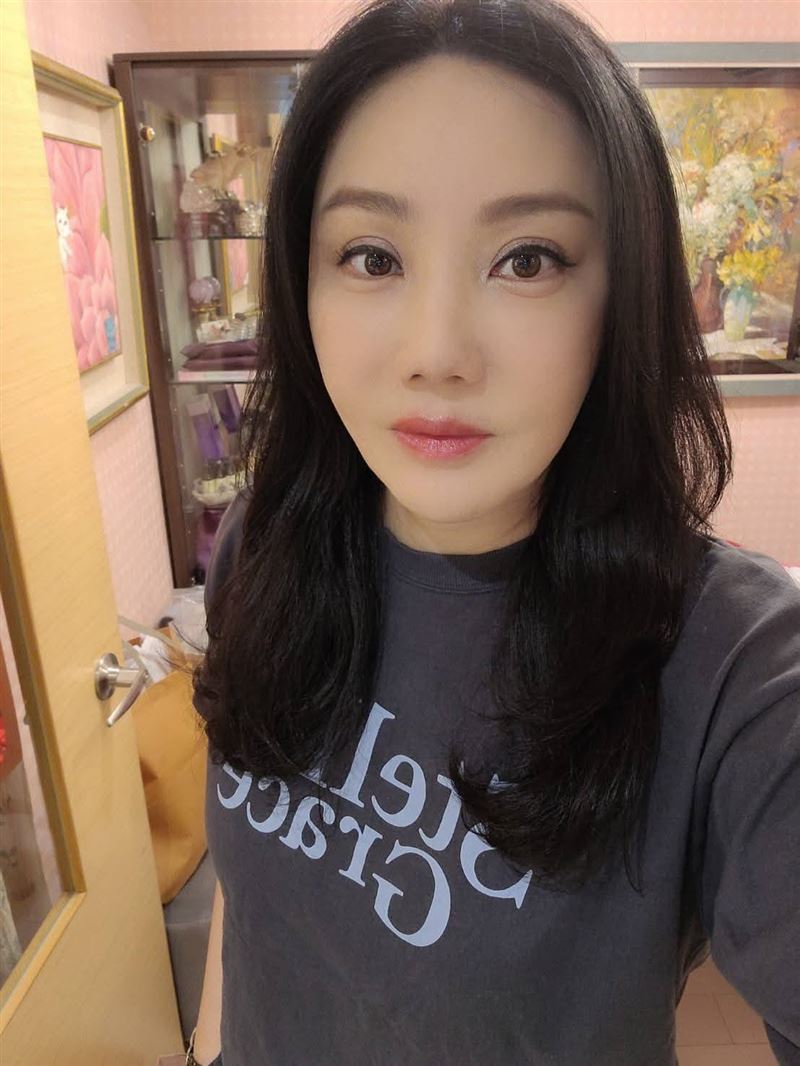 台灣命理師沈嶸近日透過通靈「阿卡西紀錄」指出，她接觸到于朦朧的靈魂訊息時，伴隨而來的是「被陷害與受虐」的訊號，暗示死因並非單純的意外。（圖／翻攝自沈嶸FB）