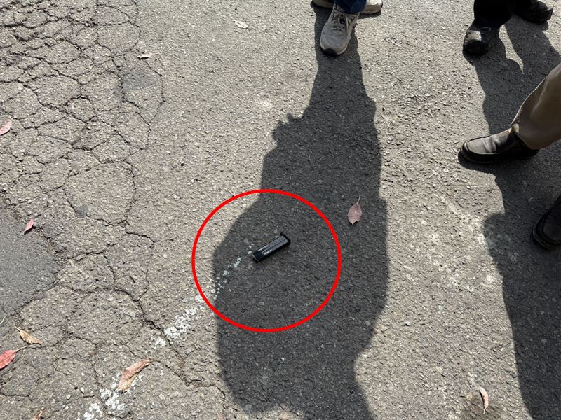 中壢警方追查槍砲案嫌犯，在新竹市連開10多槍，現場遺留彈夾。（圖／翻攝畫面）
