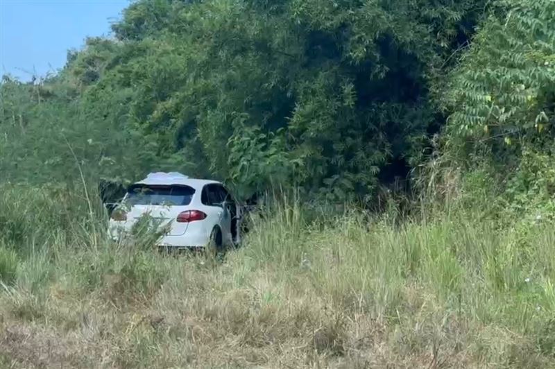 桃園中壢警分局9月25日循線到新竹追捕擁槍自重的王姓槍炮嫌犯，過程中，警方連轟10多槍，遭對方開保時捷脫逃。（圖／翻攝畫面）