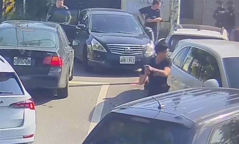 中壢警方包夾嫌犯，持警棍打算擊破車窗。（圖／翻攝畫面）