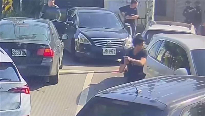 中壢警方今（25日）越轄到新竹市抓槍炮嫌犯。（圖／翻攝畫面）