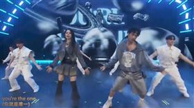 伊能靜同框兒子唱跳。（圖／翻攝自伊能靜微博）