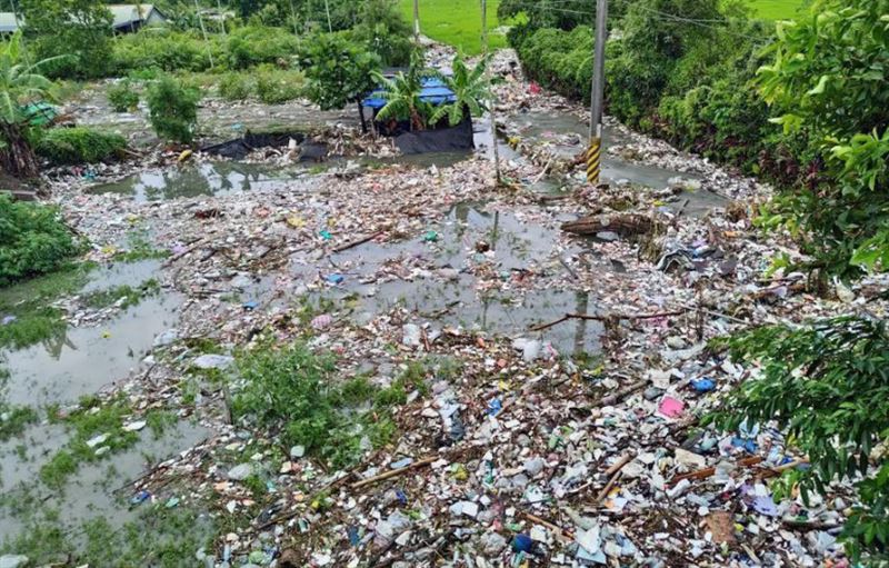 光復當地居民表示，「全光復的垃圾都沖到阿姨家」，家園瞬間變成垃圾場圖片描述。（圖／翻攝自臉書＠花蓮同鄉會）