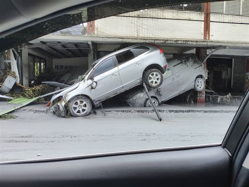 花蓮馬太鞍溪上游堰塞湖溢流，造成光復鄉嚴重死傷，街道一片狼藉。（圖／翻攝畫面）