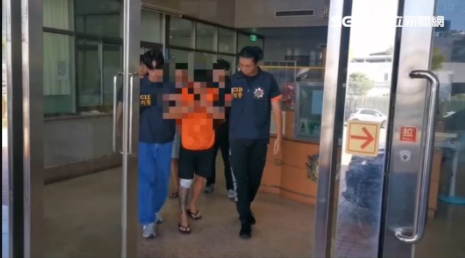 柯男沒討到3千元，刺青包腳還被夾一個痛不欲生。（圖／翻攝畫面）