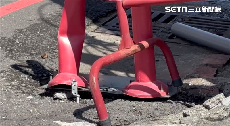 衝撞現場路障被連根拔起。（圖／翻攝畫面）