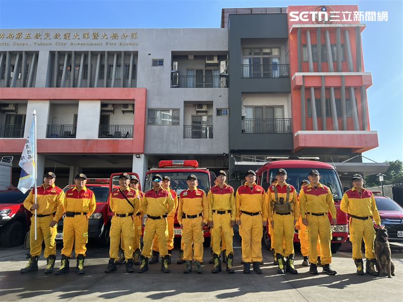 台南市特搜隊整裝，25日上午完成集結整備8時出發，預估下午到達花蓮災區支援。（圖／南市消防局提供）