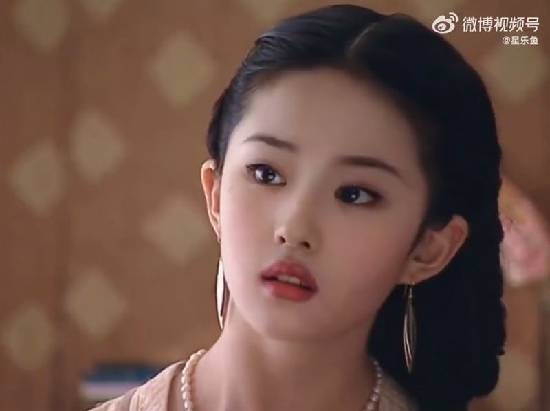 14歲時剛出道的劉亦菲，就相當漂亮有氣質。（圖／翻攝自微博）
