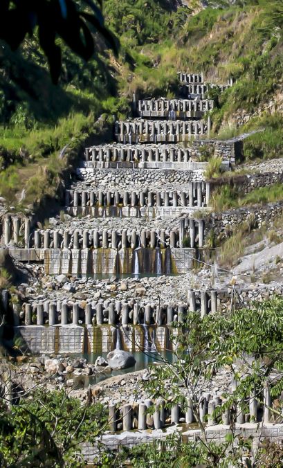 九份二山在921地震後發生崩塌，形成兩個堰塞湖，透過溢流水道及九層高攔沙壩減緩泄水沖刷的力道。(圖／翻攝自國家文化記憶庫網站)