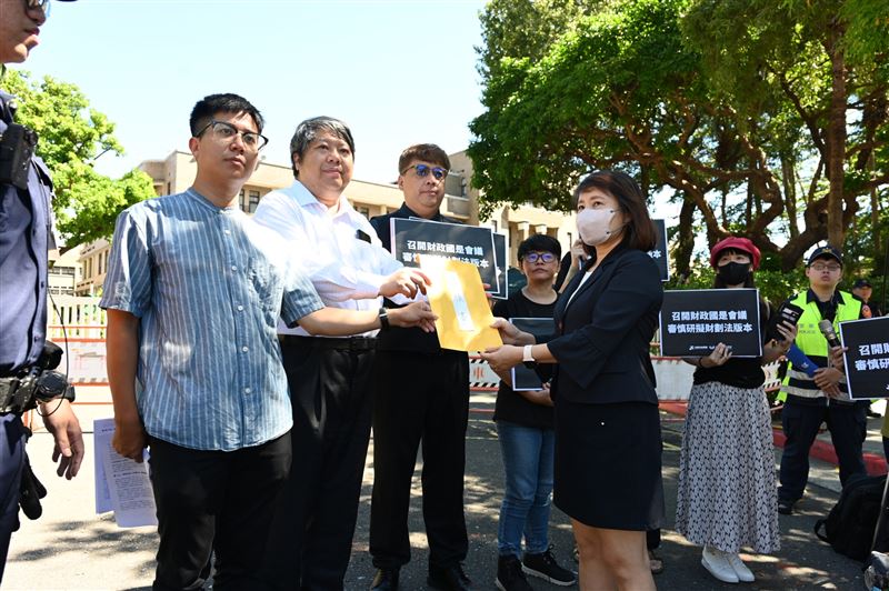 經民連等團體前往行政院請願，呼籲行政院重提財劃法修法版本，但不需主動為傅崐萁、黃國昌的錯誤解套。（圖／經民連提供）