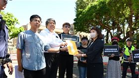 經民連等團體前往行政院請願，呼籲行政院重提財劃法修法版本，但不需主動為傅崐萁、黃國昌的錯誤解套。（圖／經民連提供） 