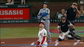 大谷翔平以為開轟留在打擊區看，結果球沒出牆。（圖／翻攝自MLB官網）