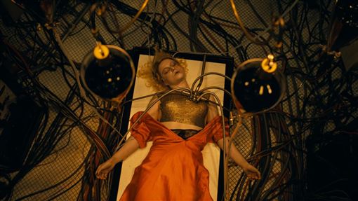 蝙蝠俠變科學怪人　禁忌戀愛上遭謀殺亡女