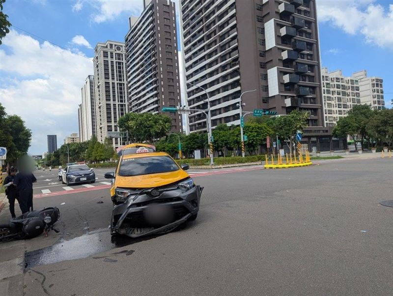 陳姓男子騎車雙載闖紅燈，遭直行計程車撞擊，1死1傷。（圖／翻攝畫面）