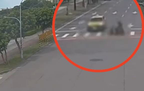 摩托車沒煞車闖紅燈，騎車的陳男傷重不治，酒精濃度高達1.56mg/L。（圖／翻攝畫面）