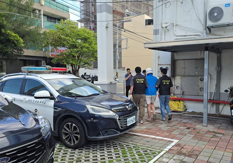 吳男由律師陪同向警方投案。（圖／翻攝畫面）