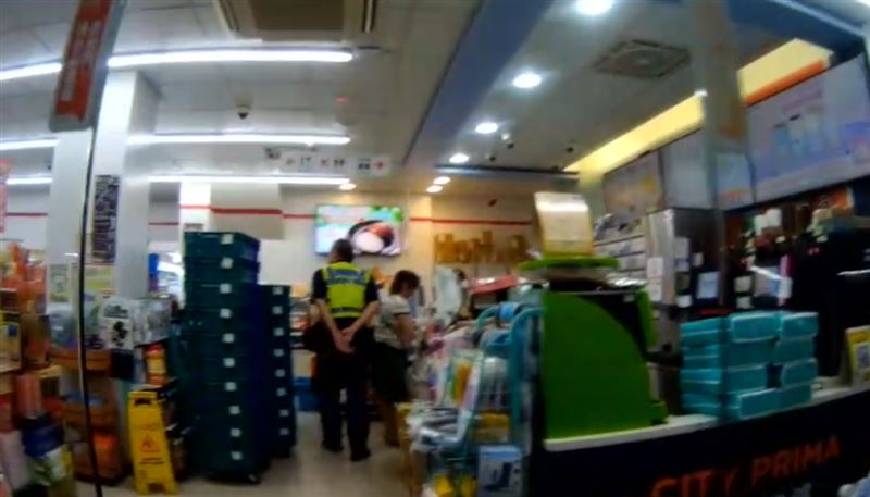 24歲男子在超商內行跡可疑，被民眾誤認是在ATM領款的車手，立即報警。(圖／翻攝畫面)