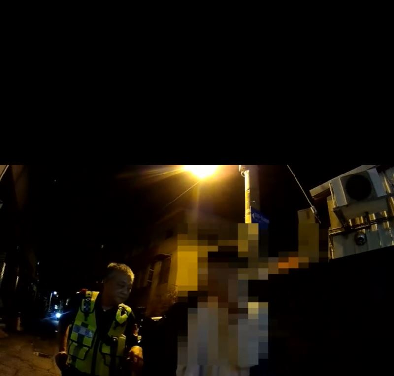 24歲男子躲在超商外的暗巷，還是被眼尖員警發現進行盤查。(圖／翻攝畫面)