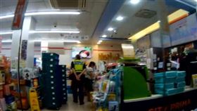 超商ATM疑現車手，警到場神反轉，男子自爆是通緝犯，(圖／翻攝畫面)