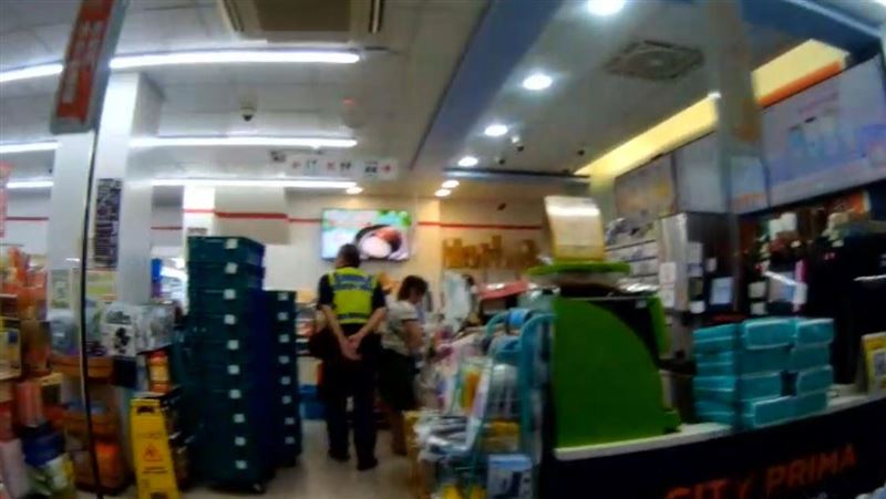 台北市中正區一間便利商店日前深夜，一名61歲林姓男子渾身酒氣，竟直接打開冰箱拿出啤酒開喝，彷彿把店當成自己家客廳（示意圖／資料庫）