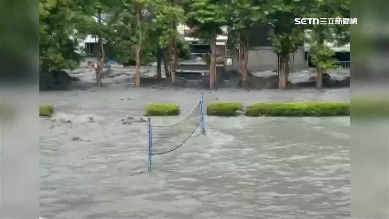 光復國中運動球場被洪水淹沒