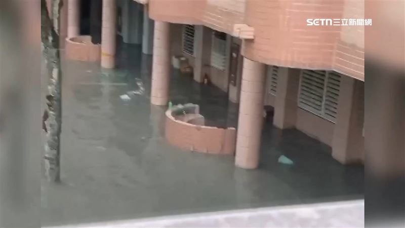 光復國中一樓走廊淹水