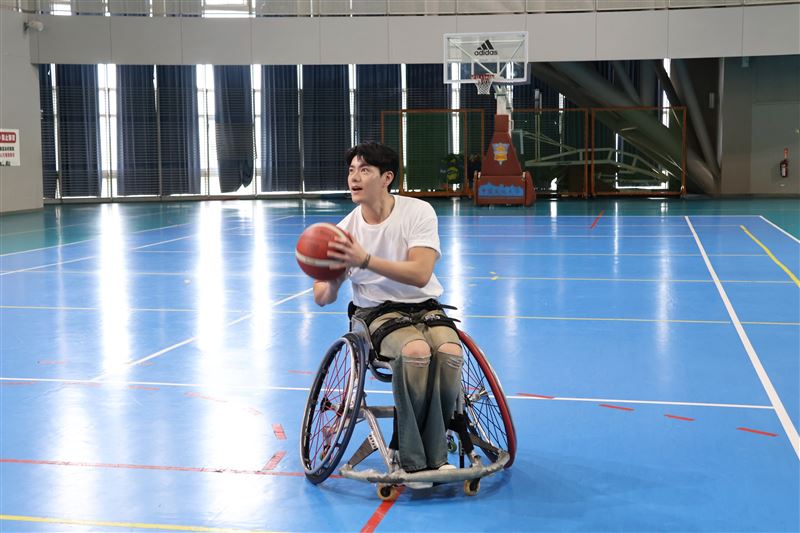 李程彬體驗輪椅籃球。(圖／東旭九翔娛樂提供)