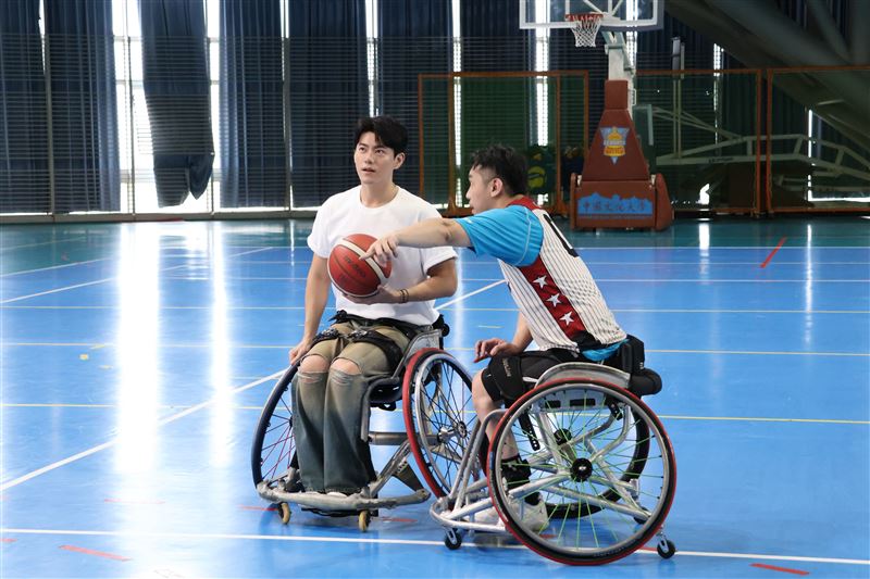 李程彬向代表隊選手請教輪椅籃球的操作方式。(圖／東旭九翔娛樂提供)