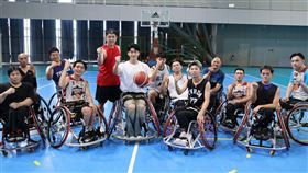 3.李程彬向代表隊選手請教輪椅籃球的操作方式 (圖／東旭九翔娛樂提供)