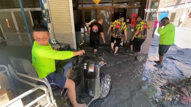 救難團隊用農機車強拉大門，協助搜救