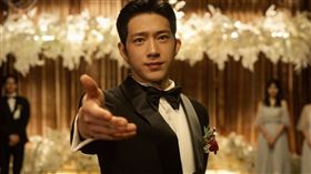 井柏然在《新生》戲裡以多個人設，遊走在不同的人身邊。（圖／八大提供）