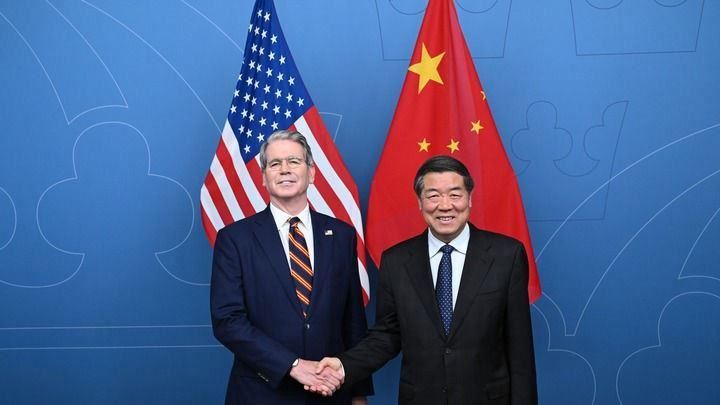 美國財政部長貝森特與中國國務院副總理何立峰，7月在斯德哥爾摩舉行美中第3輪貿易談判。（圖／翻攝自X平台@hins27297221）