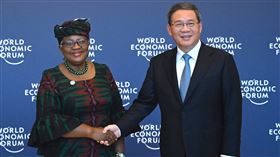 中國國務院總理李強23日震撼宣布中方放棄WTO開發中國家成員待遇，WTO秘書長伊衛拉隨後立即發文肯定。圖左為伊衛拉，又為李強，攝於兩人在2023年世界經濟論壇上見面。（圖／美聯社／達志影像）
