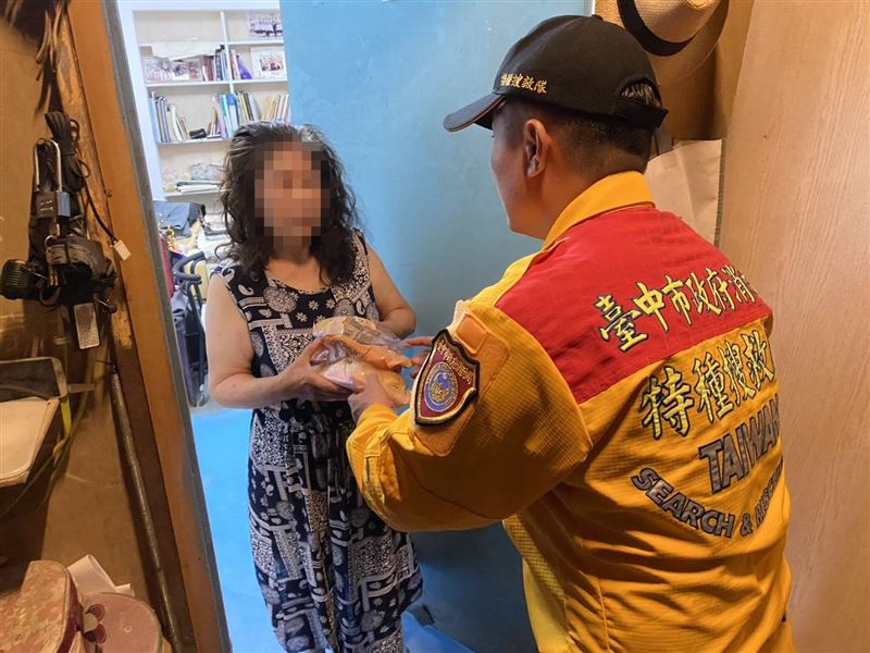 台中特搜隊救出11位受困民眾，另接觸3位不需撤離的民眾給予物資。(圖／翻攝畫面)