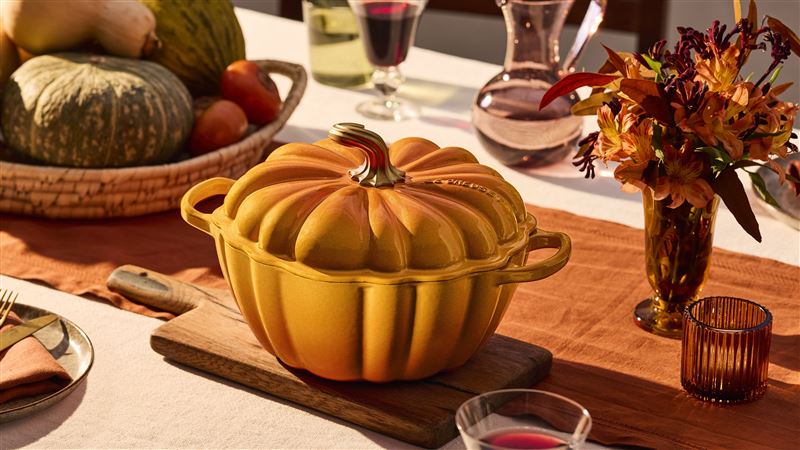 LE CREUSET「流金火焰橘」南瓜鑄鐵鍋奢華登場。（圖／品牌業者提供）