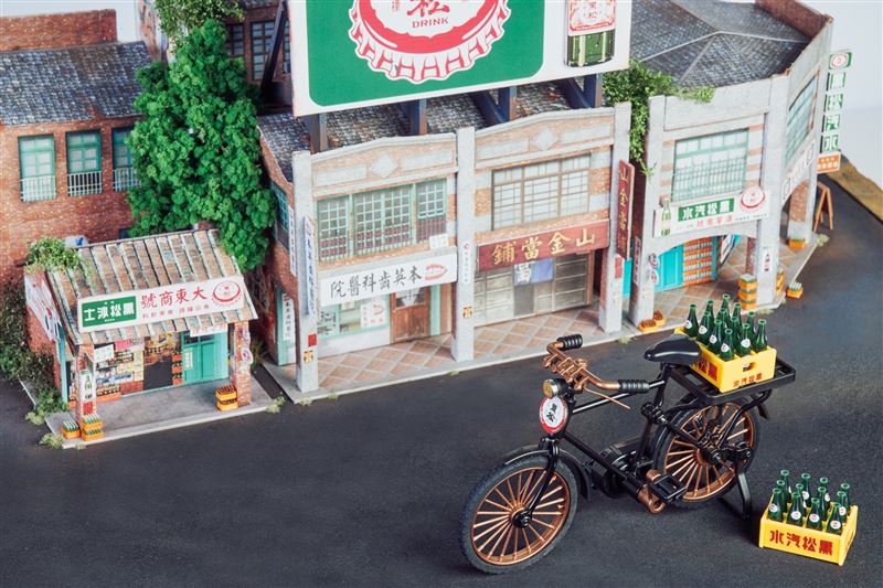 「黑松復古送貨腳踏車」神還原送貨經典意象，祭出三千組隱藏版「金喜瓶」增添樂趣。（圖／品牌業者提供）
