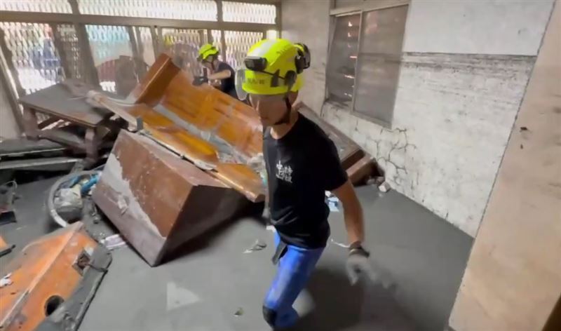 台中特搜隊35人馳援光復鄉救災，第一天協助11人脫困。(圖／翻攝畫面)