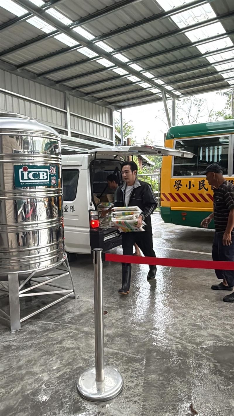游智彬痛罵「青鳥鍵盤俠」不去救災，反遭網友砲轟，八炯也PO出救災照回嗆「你來救災了嗎？」（圖／翻攝自游智彬threads）