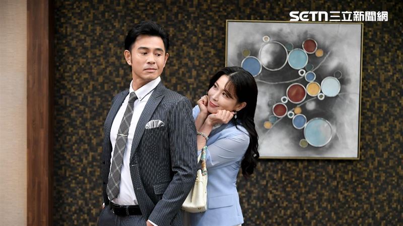 在劇中黃玉榮（左）與德馨（右）兩人被設定為從美國回來的夫妻，因此時不時需要說英文，編劇特別設計「台式英語」橋段