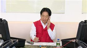 總統賴清德赴花蓮勘災，在前進指揮所直接致電花蓮縣長徐榛蔚，了解地方需求。（圖／翻攝畫面）