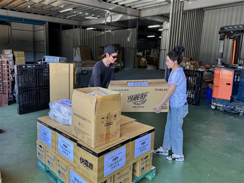 丫頭跟夏和熙送物資到花蓮。（圖／翻攝自丫頭IG）