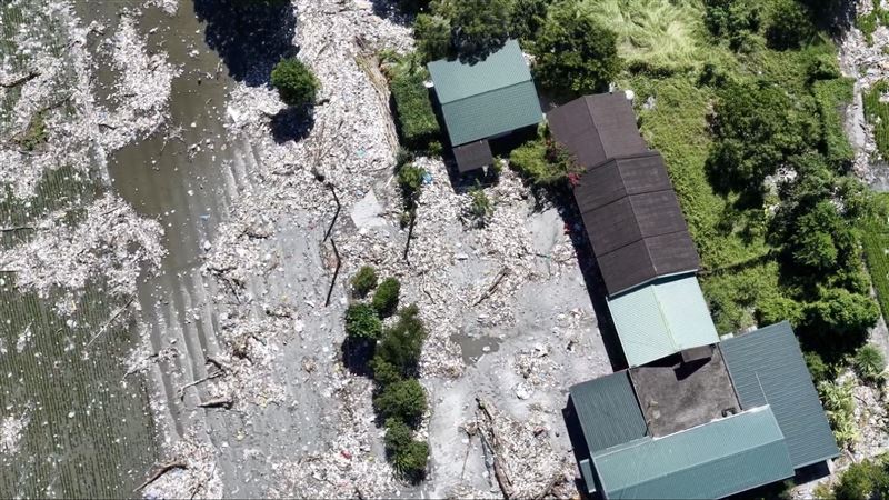 最新空拍畫面曝光，灰色泥濘嵌入許多垃圾「地無完膚」，遠看有如鱗片般密集，很難想像這裡曾是美麗綠地。（圖／疣豬飛行中隊提供）