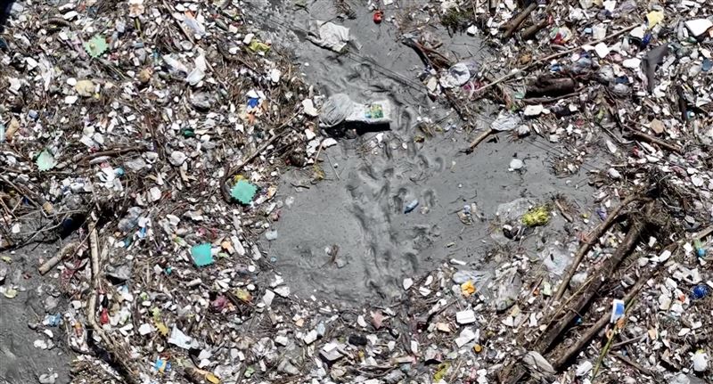 光復鄉光是昨天就有約400名環保局人員進駐，清出一千多噸污泥，推估未來清出的污泥與垃圾會超過一萬公噸。（圖／疣豬飛行中隊提供）