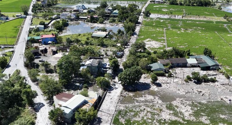 垃圾全被曬得發出難聞惡臭，幅員遼闊空拍機飛再高都難以一次看完，哪裡是路？這又是哪裡？（圖／疣豬飛行中隊提供）