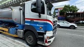 台中死亡車禍！雙載機車碰撞油罐車　58歲婦人噴飛當場死亡