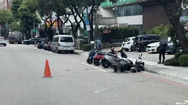 雙載機車碰撞油罐車後，連人帶車又雙雙撞上路邊停車的機車。（圖／翻攝畫面）