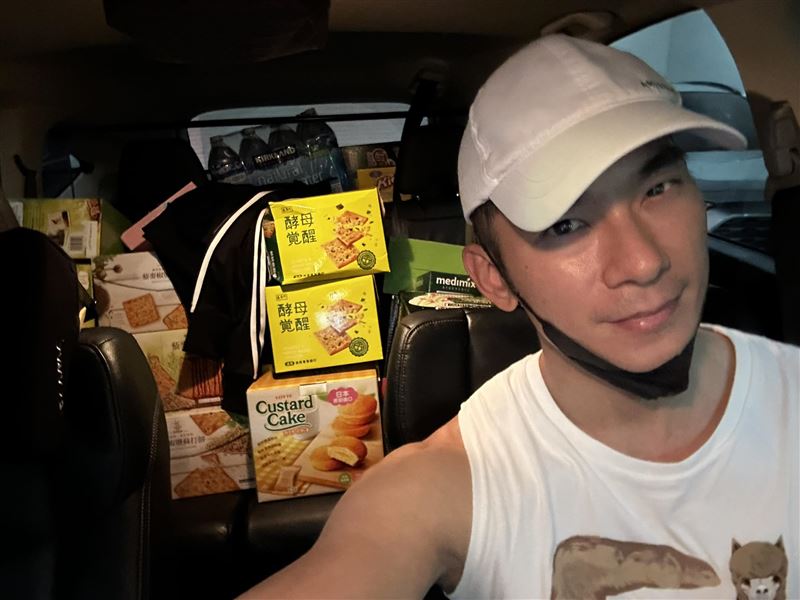 亮哲呼籲大家一起幫忙，他以身作則捐物資賑災。（圖／翻攝自臉書）